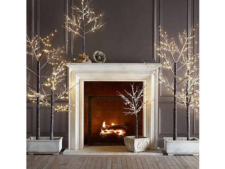 14-natale-minimal-chic-come-decorare-la-casa-albero-spoglio-solo-luci-calde-camino