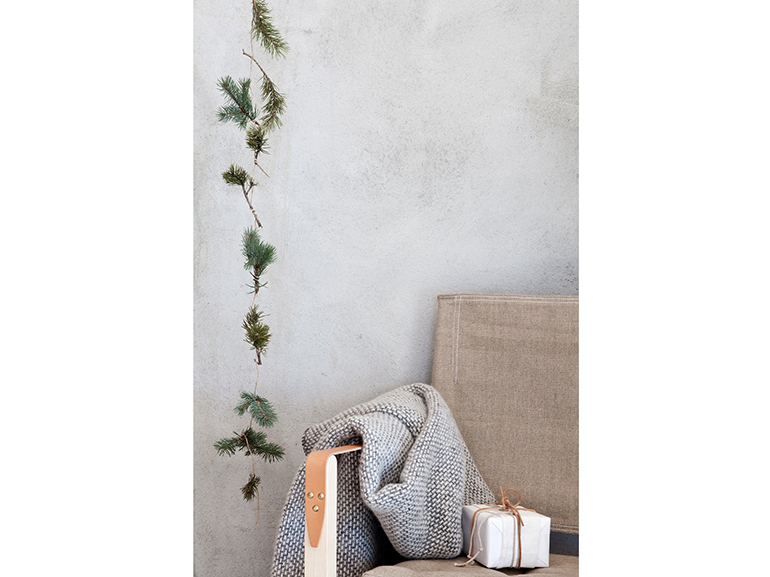 4-natale-minimal-chic-come-decorare-la-casa-catenaria-ramoscelli-di-abete