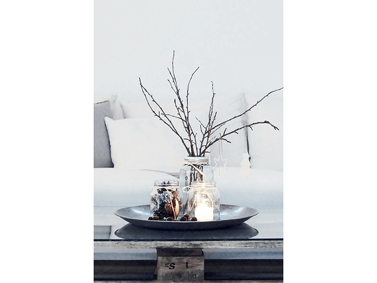 7-natale-minimal-chic-come-decorare-la-casa-centrotavola-decorazione-fai-da-te-pigne-candela-vasi