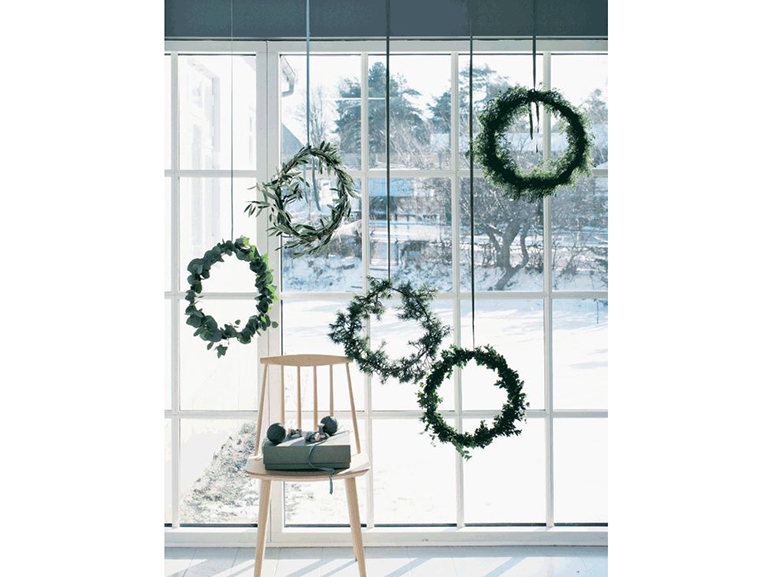 9-natale-minimal-chic-come-decorare-la-casa-ghiarlande-decori-vegetali-vetrata