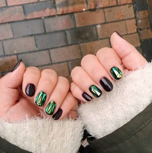 contrasti-di-verde-e-nero-per-nail-art-autunno