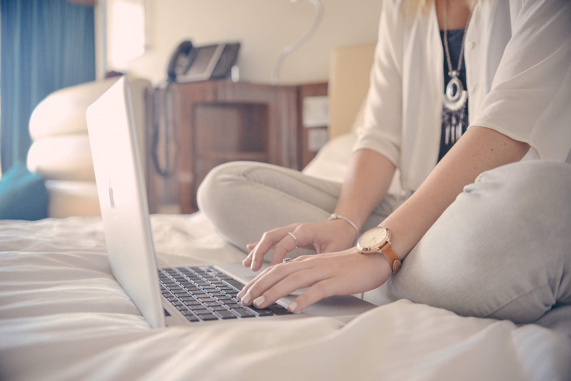 person-woman-apple-hotel